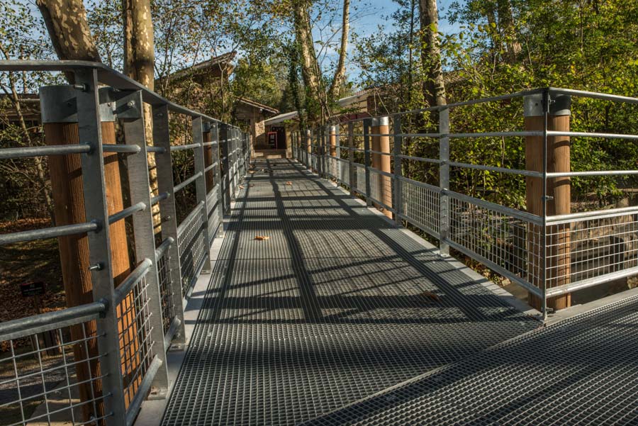 Passerelle en metal et bois